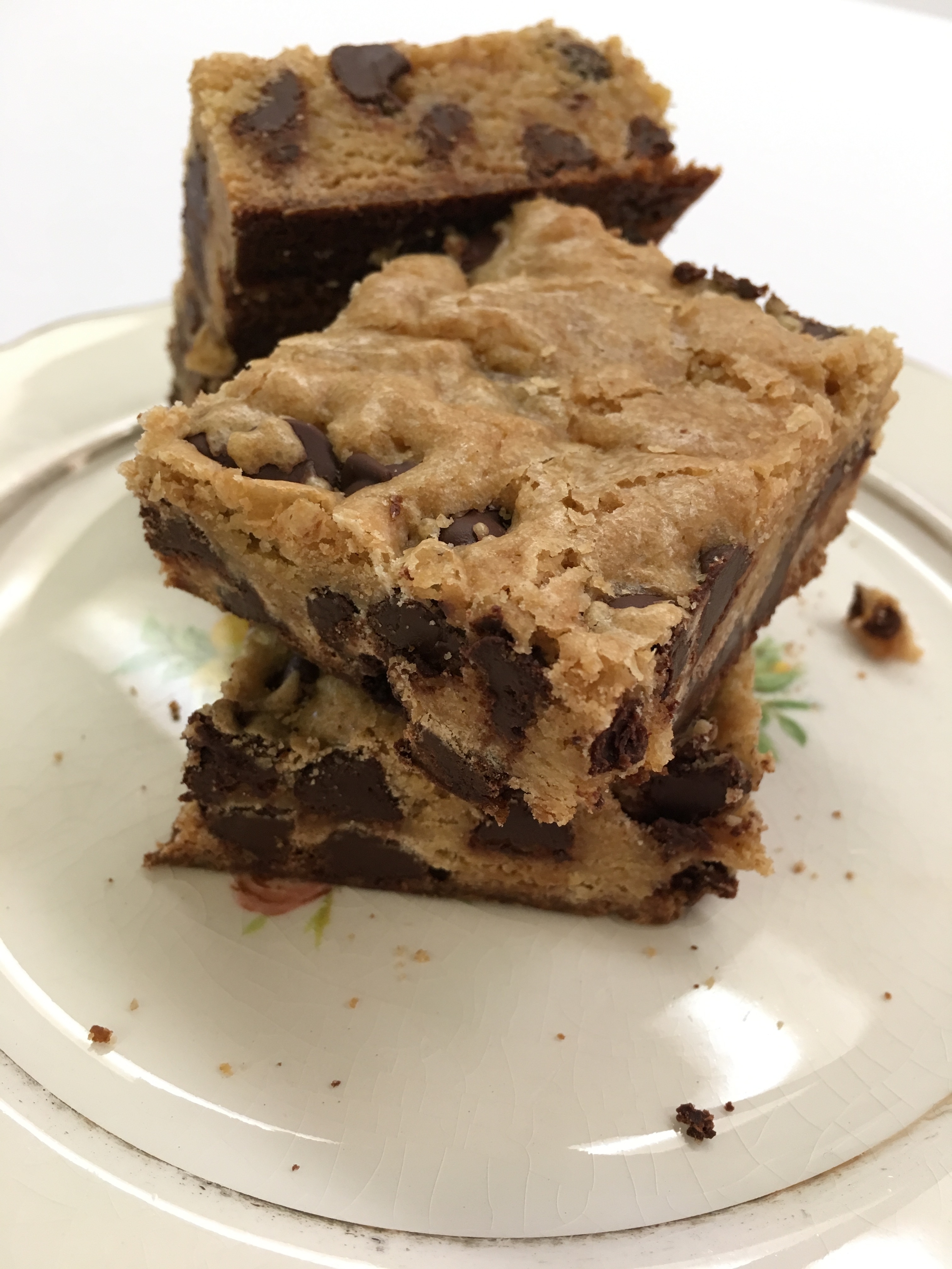 Easy Homemade Chocolate Chip Blondies