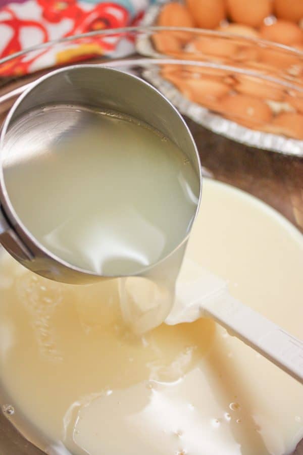 Lemon juice for the lemon meringue pie with sweetened condensed milk