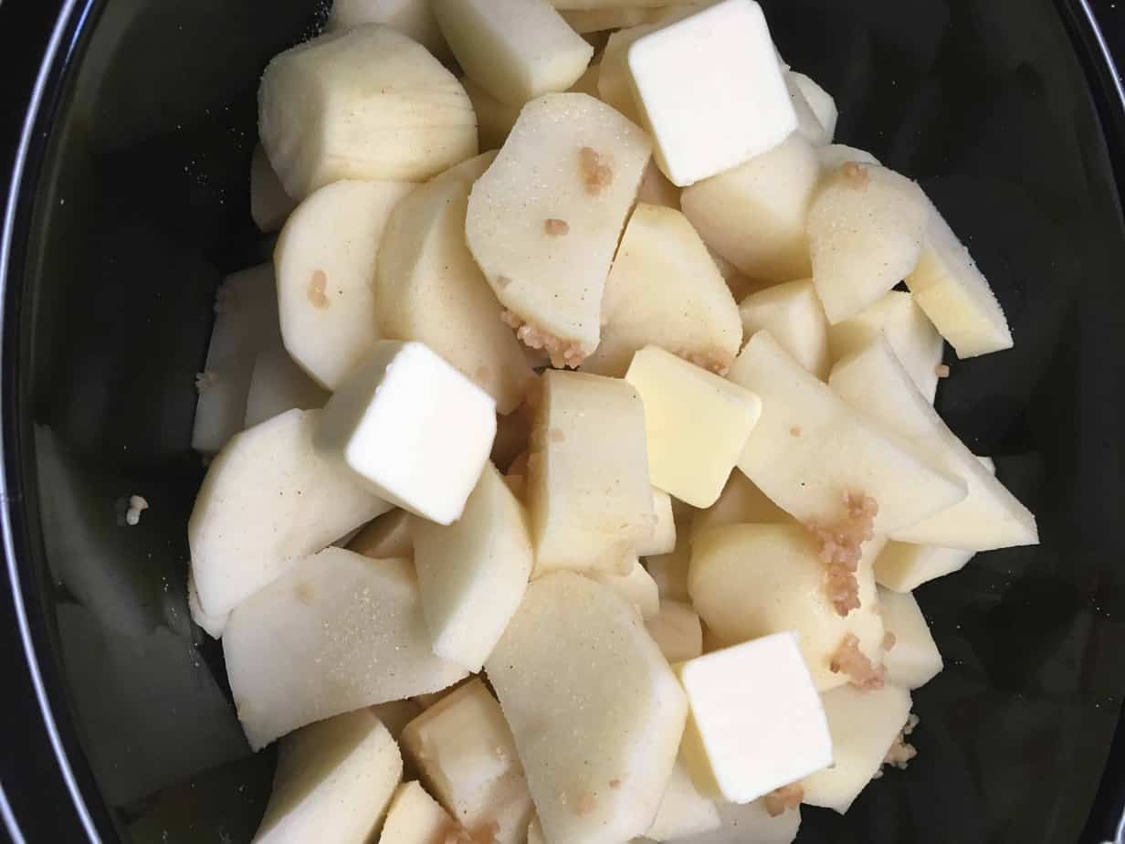 Easy Crock Pot Mashed Potatoes with garlic and butter are such a great recipe. I love to eat mashed potatoes and these were such a simple recipe in the Crock Pot. I didn't have to do much at all to fix them.