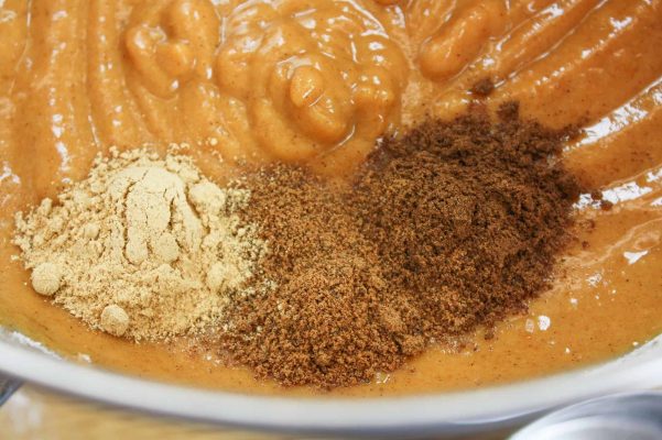 Spices are the perfect addition to a pumpkin cake. 