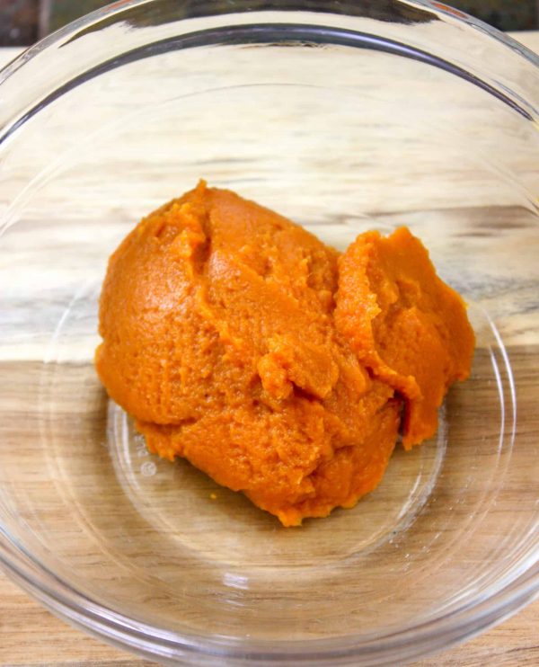 Picture of canned pumpkin in a glass bowl