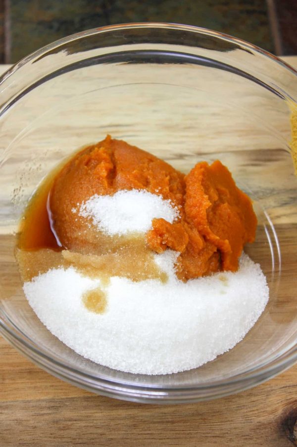 Picture of sugar, pumpkin, and vanilla in a glass bowl