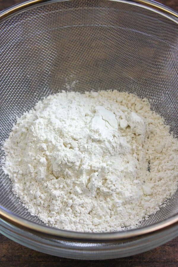 Picture of flour in a sifter