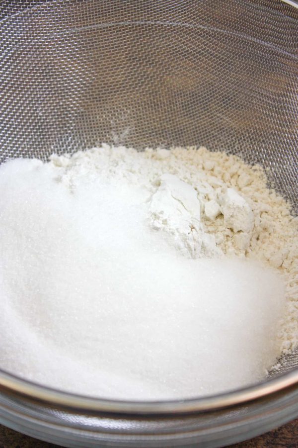 Picture of flour and sugar in a sifter