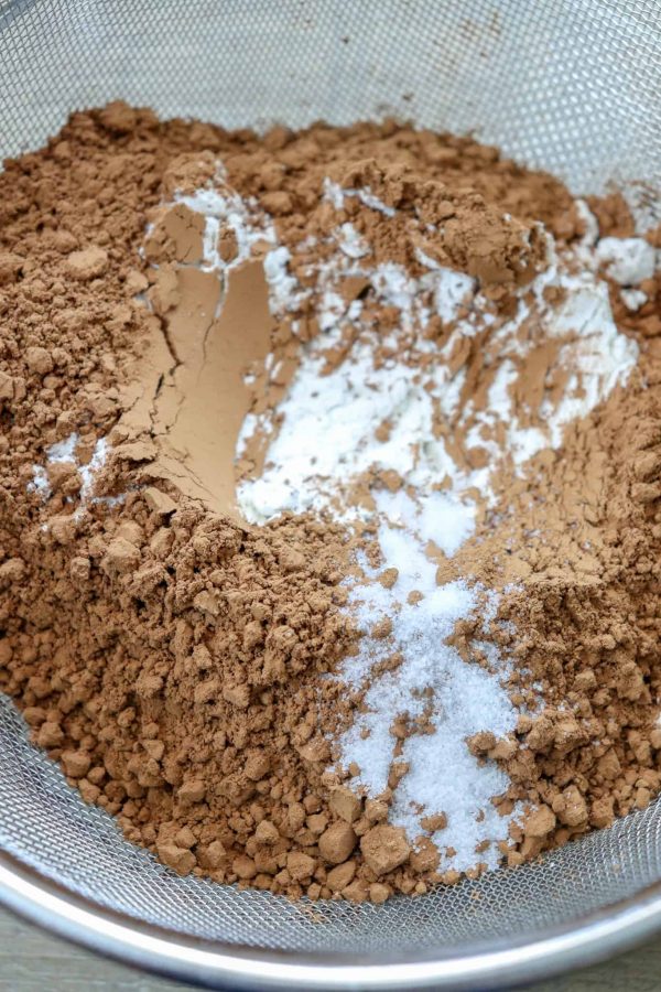 Picture of flour and cocoa. 