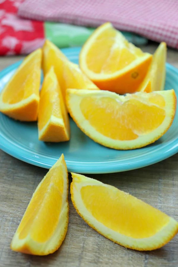 Picture of oranges on a blue plate.