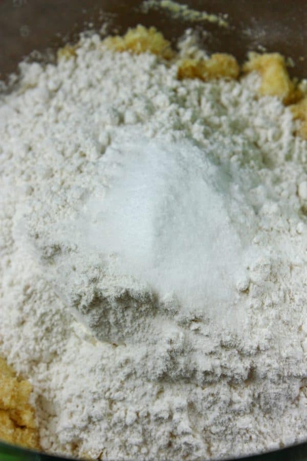 Picture of flour in a glass bowl