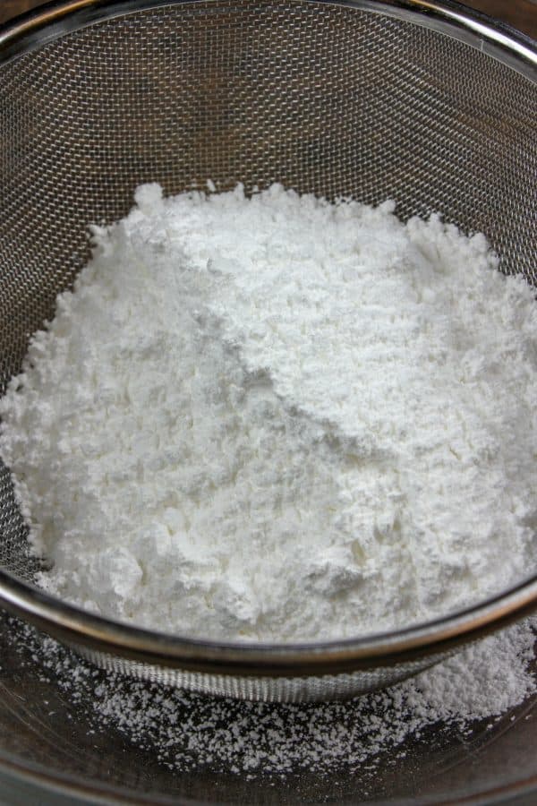 Picture of powdered sugar in a sifter.