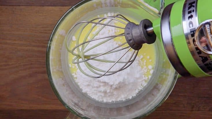 Picture of powdered sugar and pudding in a bowl