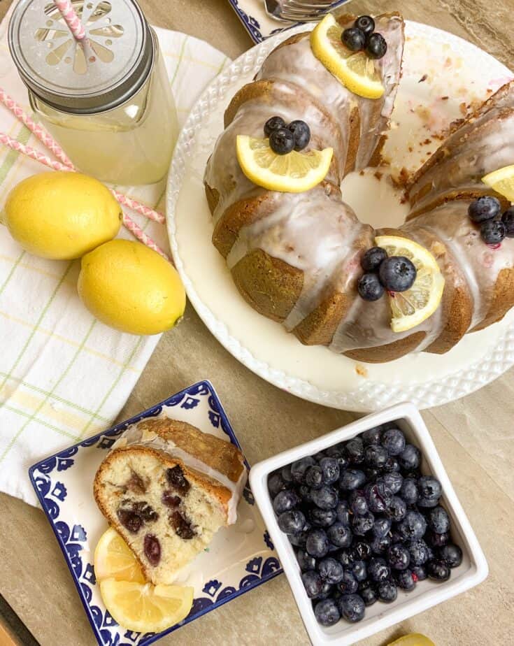 Lemon blueberry cake with blueberries