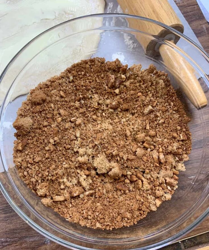 Cinnamon, brown sugar, and pecans in a small bowl