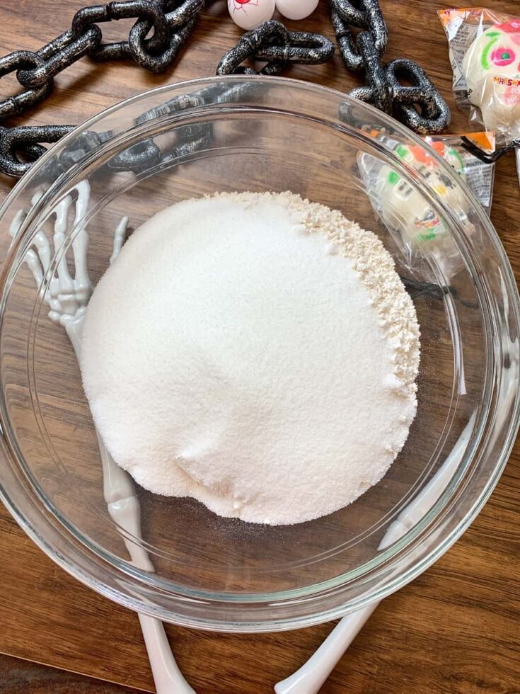 Sugar and flour in a glass bowl.