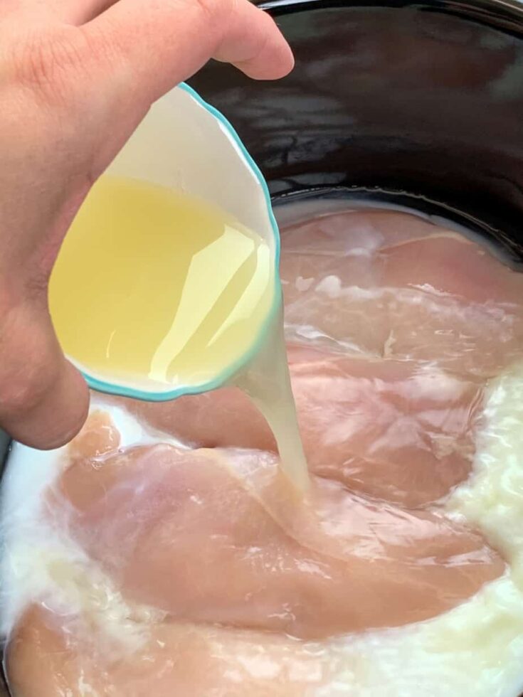 Pouring lemon juice over chicken