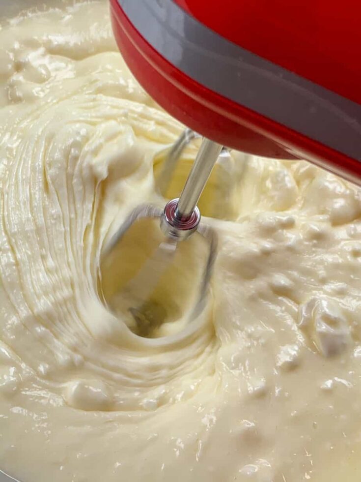 Mixing the lemon juice, powdered sugar, and eggs together. 